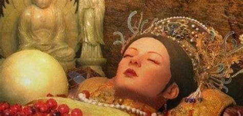 遺體孝儀純皇后照片|令妃遺體153年不腐敗，陪伴乾隆白骨旁，面目清晰「獨自笑著」